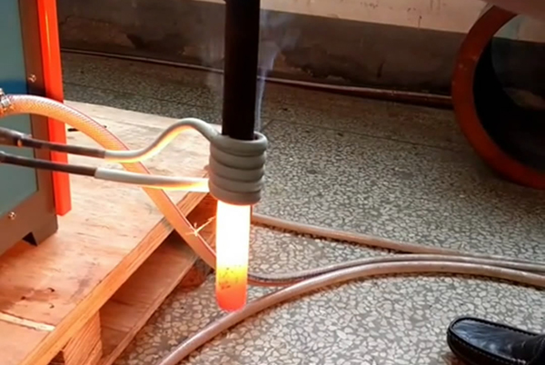 高頻感應(yīng)加熱設(shè)備對(duì)鐵棒加熱退火