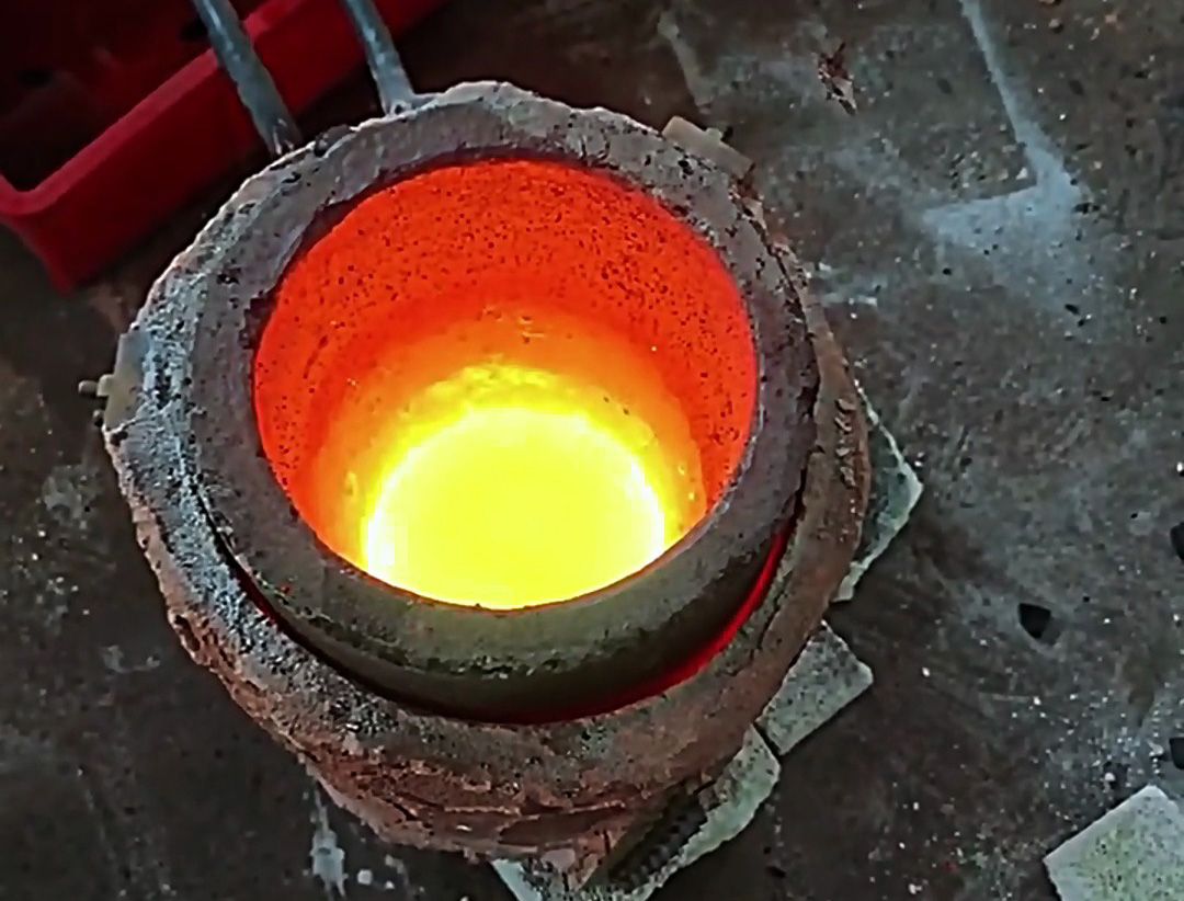 海拓熔煉爐鐵金屬熔煉實測：220V/380V 機(jī)型覆蓋小批量熔鐵需求