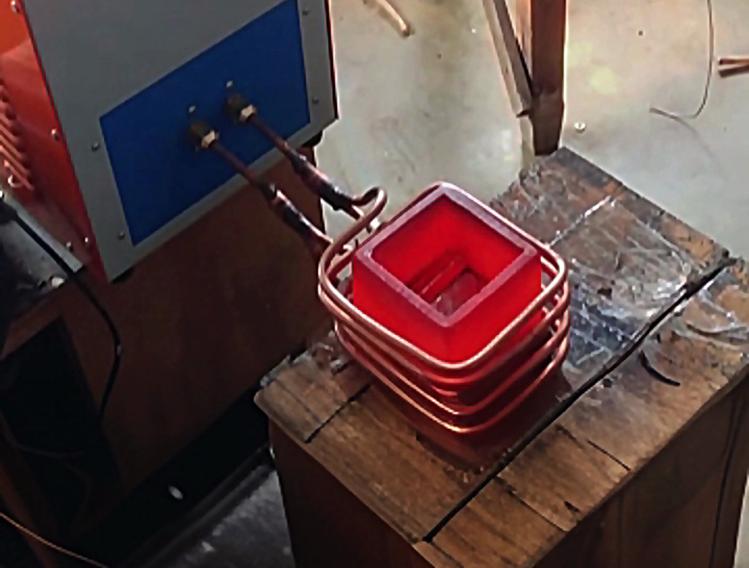 海拓小型熔煉爐：不止圓形坩堝，定制不規(guī)則坩堝輕松實現(xiàn) —— 方形坩堝熔錫工藝演示