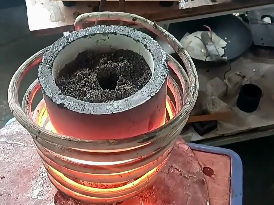 海拓高頻熔煉爐礦石熔煉實測：金屬含量達(dá)標(biāo)即可提煉，原礦篩選后輕松分離！