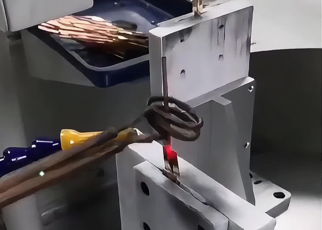 散熱器毛細銅管+銅板焊接實拍！半自動高頻焊接高效穩品質