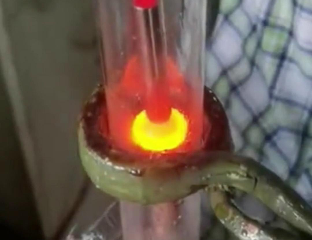 通過(guò)手持式高頻加熱機(jī)在氮?dú)獗Ｗo(hù)下焊接銅管，可以獲得高質(zhì)量的焊縫，提高產(chǎn)品的性能和可靠性