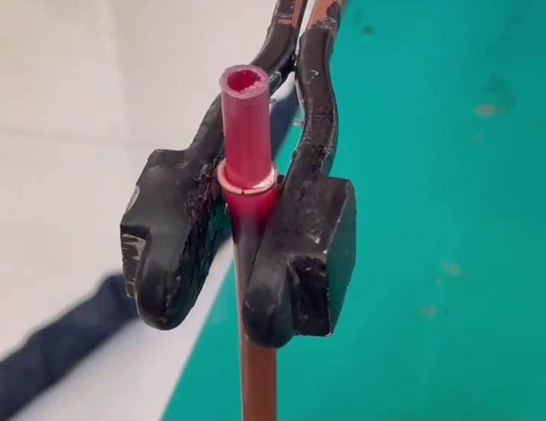 散熱器銅管對(duì)接焊用手持式高頻機(jī)，只要三秒就可以焊接完成，看一看效果如何