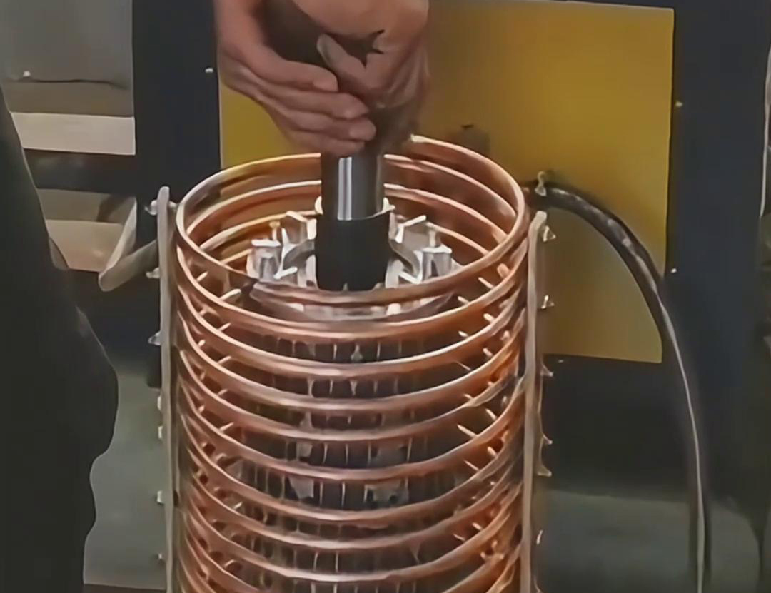 利用高頻電源控制電流對轉子進行快速加熱，使其膨脹，然后將其裝配到定子中