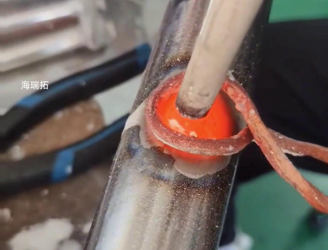 高頻焊接機能夠根據(jù)不同鋼管材料的尺寸和形狀制作合適的感應線圈