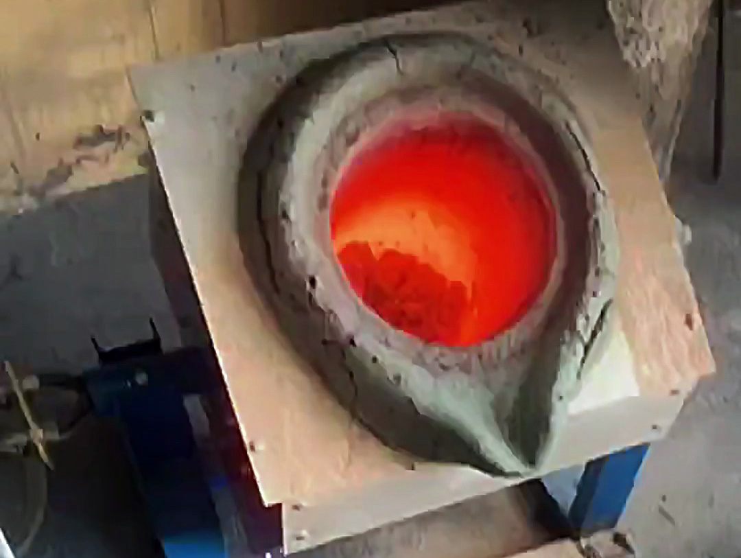 支持非標(biāo)定制的手搖傾倒式中頻熔煉爐