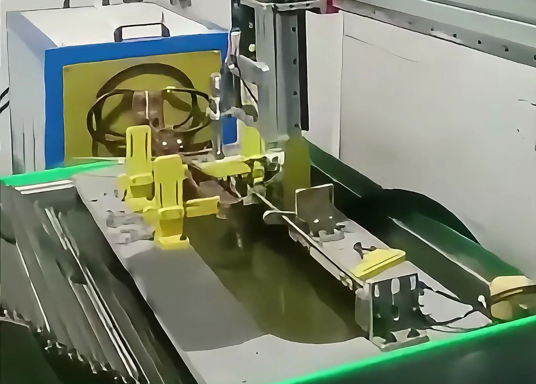 油鋸鋸板配合機械手自動化高頻淬火現場，一臺機器頂三個工人