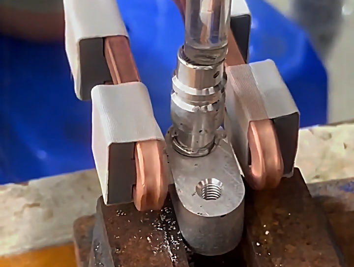 手持式高頻焊接機進行鋁型管焊接，工作人員無需復雜的操作培訓即可快速上手