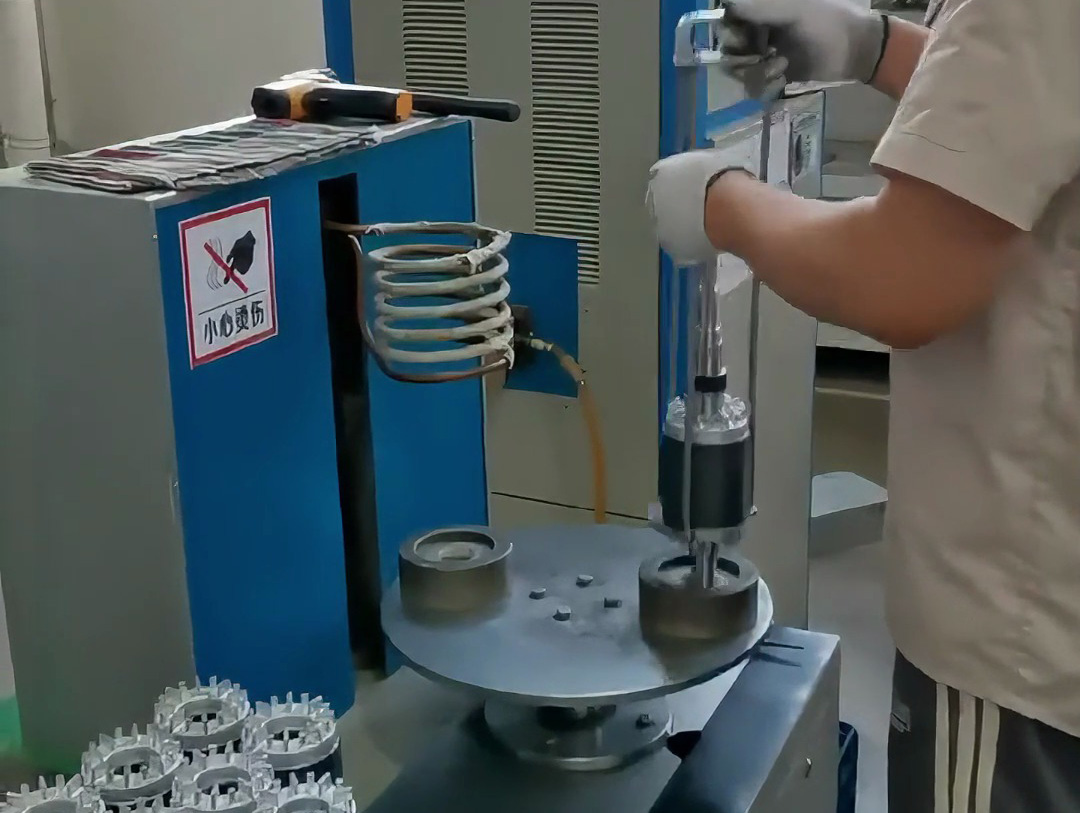 用中頻感應加熱設備,將轉子軸芯加熱至200°C后裝入定子