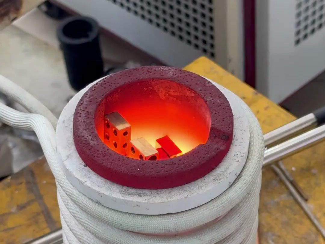 35KW的高頻熔煉爐對客戶郵寄過來的銅和鉛料進行熔煉測試