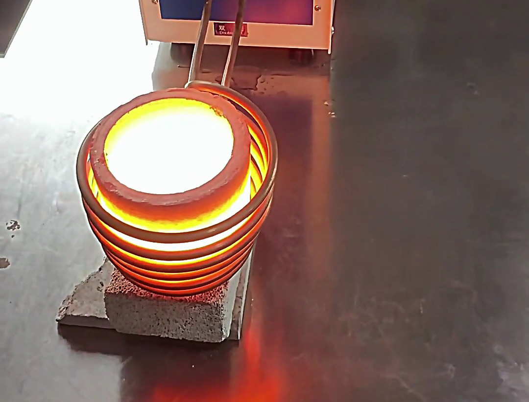 220V小型熔煉爐 是一種非常適用于實驗室、教學(xué)、貴金屬回收、首飾加工等場景