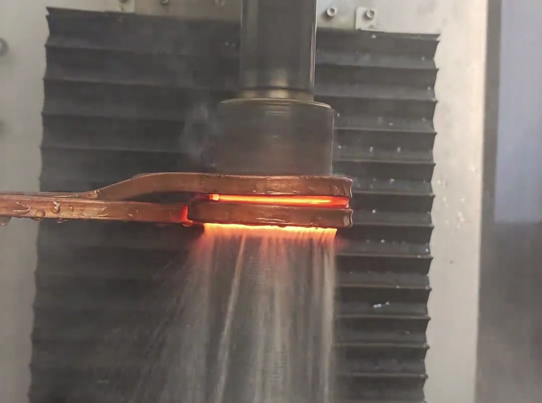 高頻淬火機(jī)床有多強(qiáng),電機(jī)軸淬火全過程揭秘!硬度提升看得見