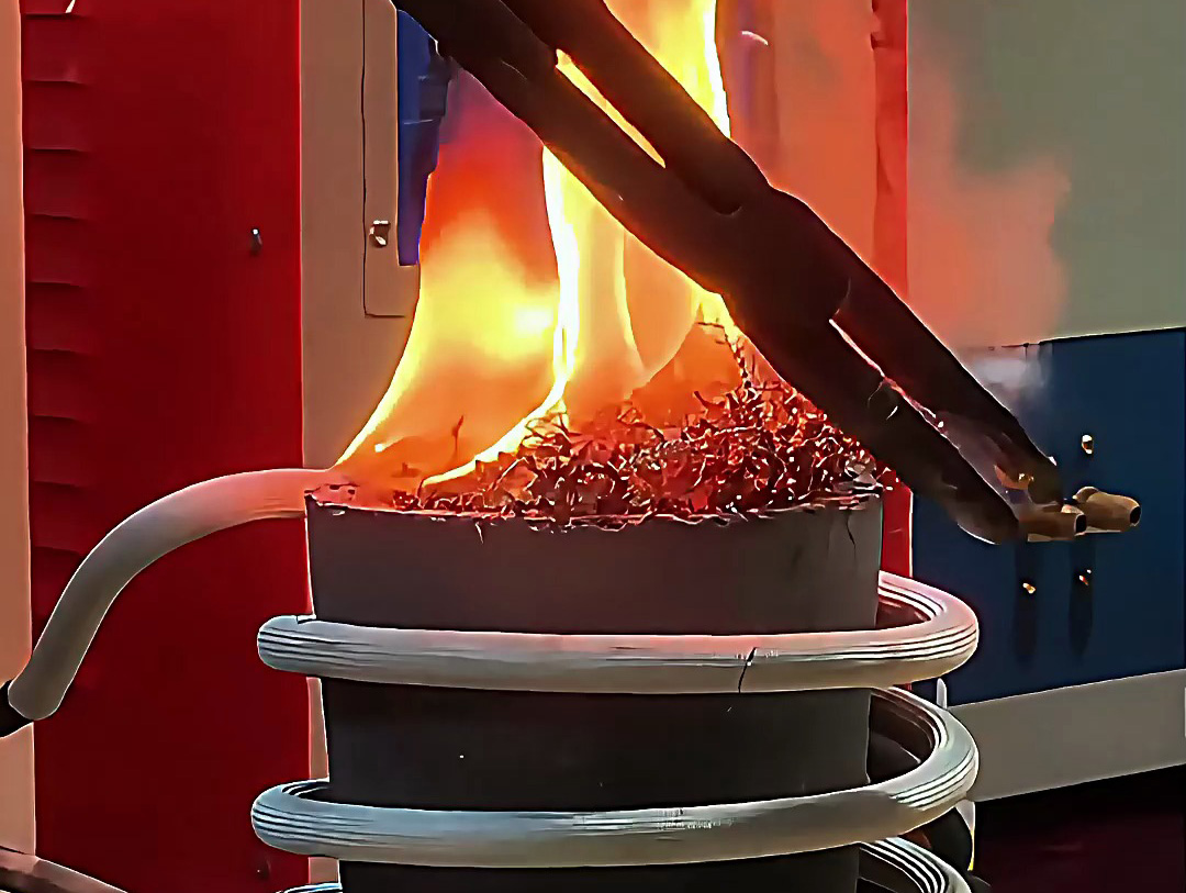 小型高頻熔煉爐,廢鐵屑熔煉只要5分鐘就可以熔煉一爐