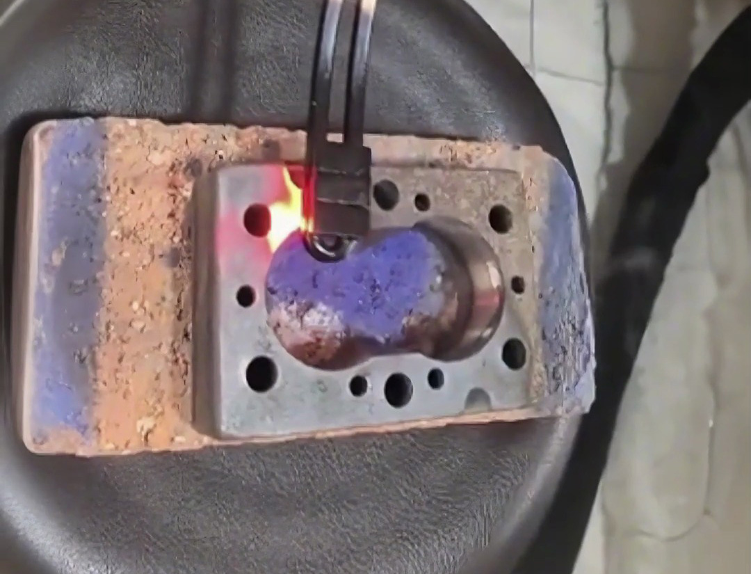 你以為金屬熱處理很復(fù)雜?金屬表面熱處理新境界!手持高頻加熱機(jī)這款設(shè)備讓一切變得簡(jiǎn)單