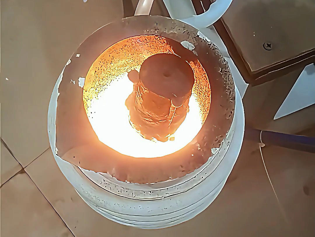 1公斤小型金屬熔煉爐，只要220V電壓即可使用