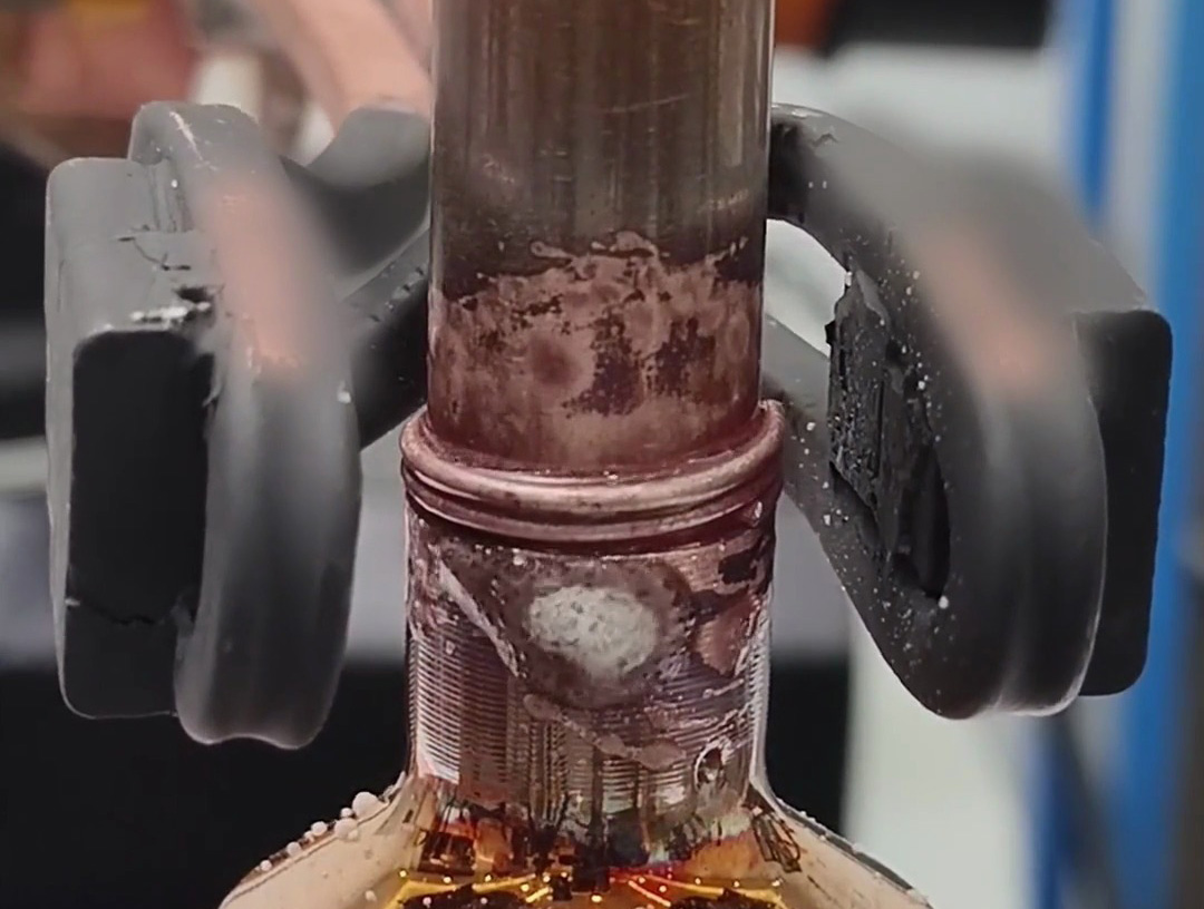 機(jī)械手帶動(dòng)手持式高頻焊機(jī)左扭右擰，這樣焊接銅管效果更均勻