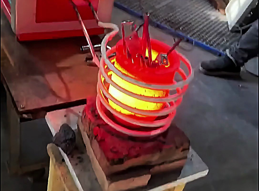 做廢品回收的老哥們都在夸！這臺小型高頻熔煉爐真能多賺錢！