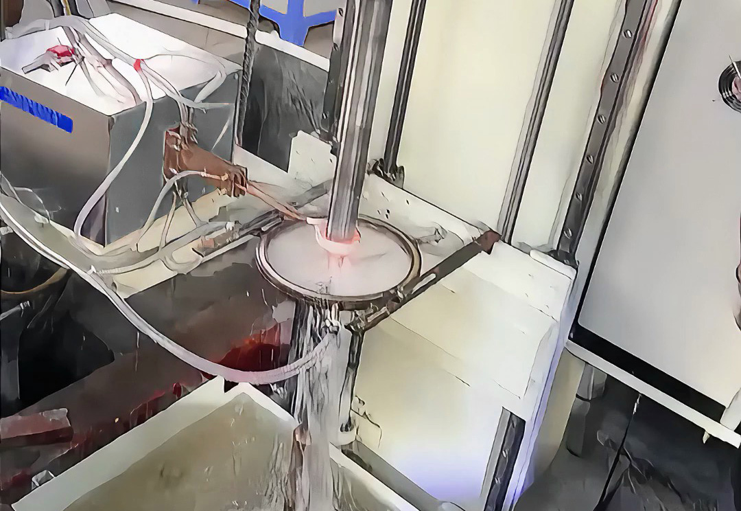 立式中頻淬火機床，分機升降上下移動，適合1500mm長度的軸淬火