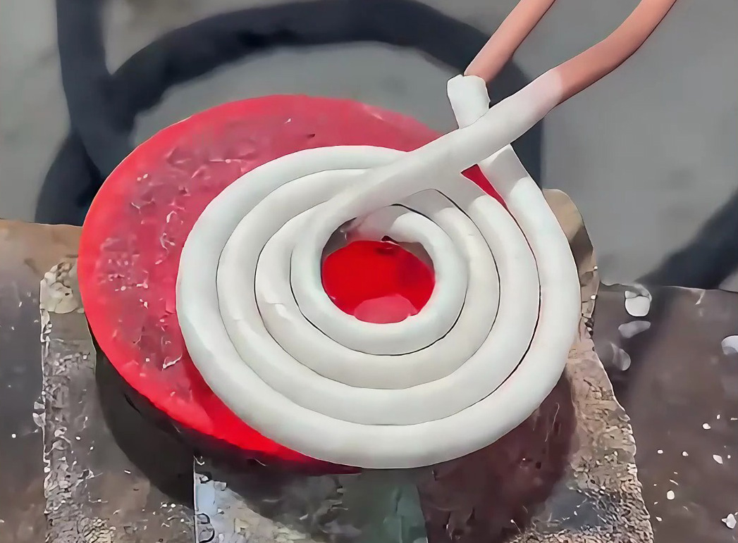 平面加熱的難題可不少。別愁，海拓手持式高頻加熱機(jī)來(lái)救場(chǎng)