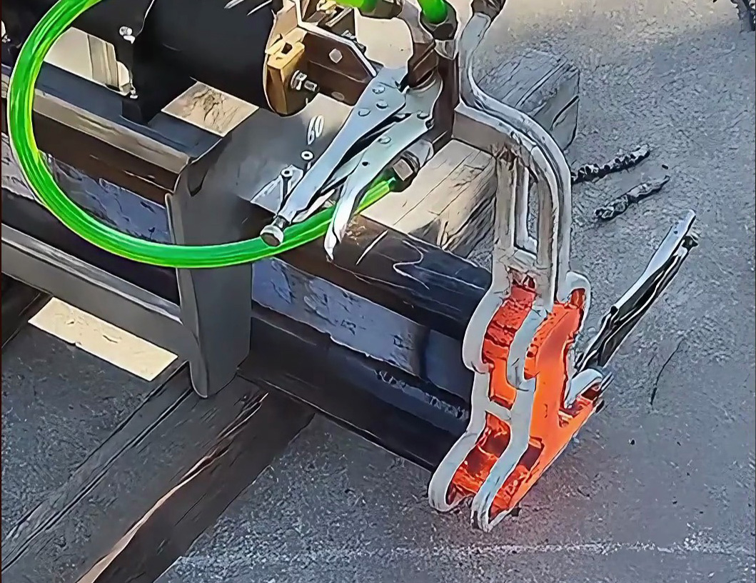 中頻感應(yīng)加熱設(shè)備在鐵路行業(yè)的應(yīng)用，軌道鋼正火改變鋼軌性能！